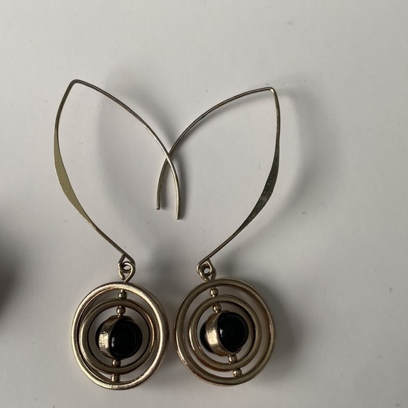 Two pairs of dangle earrings - Picture 2 of 6